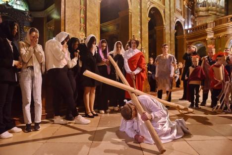 Vinerea Mare: Din cauza vremii, devoțiunea Calea Crucii a avut loc în bazilica romano-catolică (FOTO)
