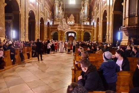 Vinerea Mare: Din cauza vremii, devoțiunea Calea Crucii a avut loc în bazilica romano-catolică (FOTO)