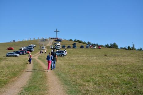 Pelerini credincioşi sau doar turişti, bihorenii pot admira încă un loc frumos: în slovăcime a fost sfinţită Crucea de pe Valea Cerului (FOTO/VIDEO)