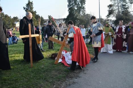 Via Crucis. Peste 200 de credincioşi au rememorat patimile lui Hristos în Parcul Liniștii din Oradea (FOTO / VIDEO)