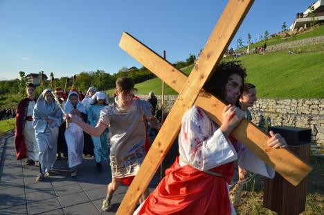 Drumul patimilor, din nou pe Dealul Ciuperca. PS Virgil Bercea: 'Crucea o ducem cu toţii' (FOTO/VIDEO)