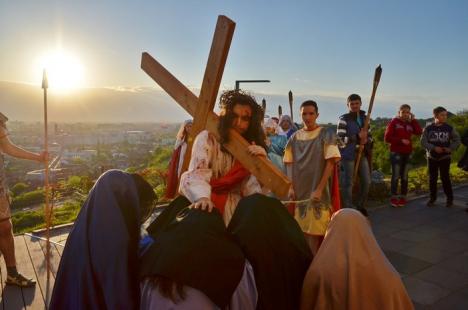 Drumul patimilor, din nou pe Dealul Ciuperca. PS Virgil Bercea: 'Crucea o ducem cu toţii' (FOTO/VIDEO)