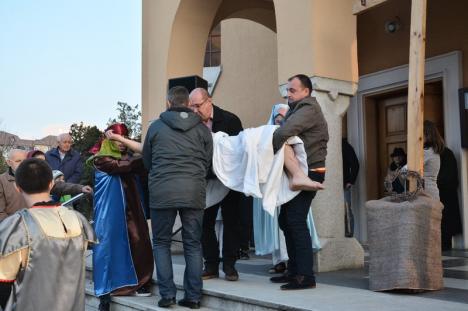 Via Crucis. Peste 200 de credincioşi au rememorat patimile lui Hristos în Parcul Liniștii din Oradea (FOTO / VIDEO)