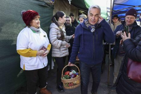 Călin Georgescu, vizită demonstrativă într-o piață, în ziua boicotului supermarketurilor. Ministrul Agriculturii: „Jos labele de pe fermierii și procesatorii români” (FOTO)