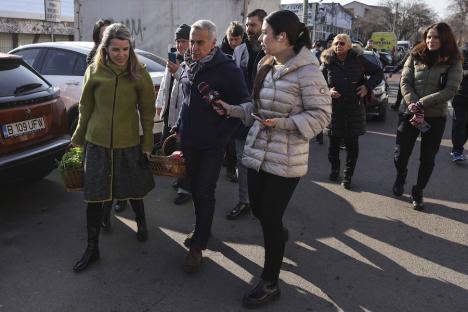 Călin Georgescu, vizită demonstrativă într-o piață, în ziua boicotului supermarketurilor. Ministrul Agriculturii: „Jos labele de pe fermierii și procesatorii români” (FOTO)