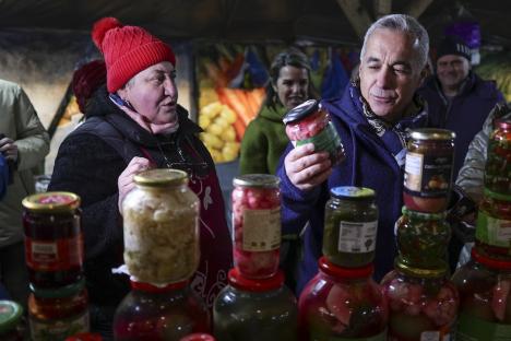 Călin Georgescu, vizită demonstrativă într-o piață, în ziua boicotului supermarketurilor. Ministrul Agriculturii: „Jos labele de pe fermierii și procesatorii români” (FOTO)