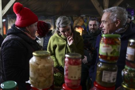 Călin Georgescu, vizită demonstrativă într-o piață, în ziua boicotului supermarketurilor. Ministrul Agriculturii: „Jos labele de pe fermierii și procesatorii români” (FOTO)