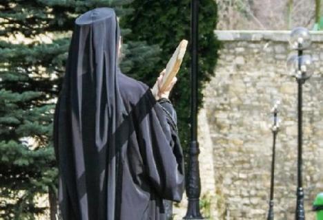 Un călugăr este acuzat de agresiune sexuală de un tânăr aflat în carantină la Mănăstirea Neamţ