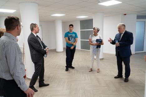 „Hotel” Universitatea din Oradea: A fost inaugurat noul cămin studențesc, primul cu camere de două persoane și baie proprie (FOTO)