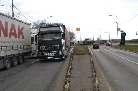 Aglomeraţie şi cozi kilometrice, în Borş. Camioanele care ies şi intră în ţară blochează circulaţia (FOTO)