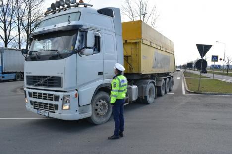 Aglomeraţie şi cozi kilometrice, în Borş. Camioanele care ies şi intră în ţară blochează circulaţia (FOTO)