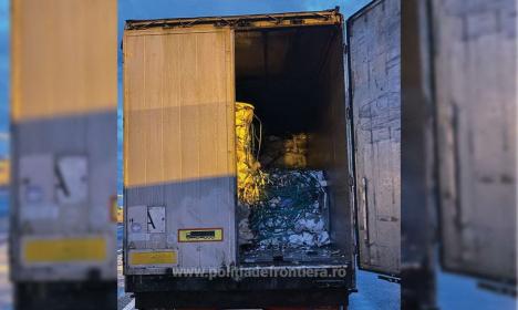 Îmbrăcăminte, încălţăminte, hârtie, lemn, plastic. 58 de tone de deşeuri au fost oprite la intrarea în țară de poliţiştii ITPF Oradea (FOTO)