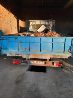 Firma de salubritate a Primăriei Beiuș, prinsă că aruncă gunoaie în natură, pe malul Crișului, cu un camion fără RCA (VIDEO)