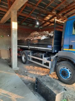Firma de salubritate a Primăriei Beiuș, prinsă că aruncă gunoaie în natură, pe malul Crișului, cu un camion fără RCA (VIDEO)