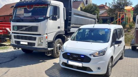 Camion confiscat și amendă mare pentru un șofer care transporta ilegal pământ pe un teren din Săldăbagiu de Munte (FOTO)