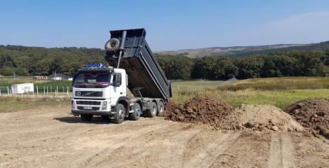 Camion confiscat și amendă mare pentru un șofer care transporta ilegal pământ pe un teren din Săldăbagiu de Munte (FOTO)