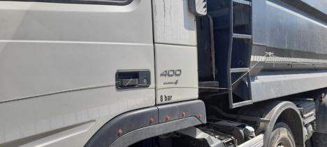 Camion confiscat și amendă mare pentru un șofer care transporta ilegal pământ pe un teren din Săldăbagiu de Munte (FOTO)