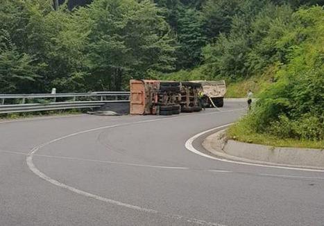 Basculantă încărcată cu asfalt, răsturnată la Peştiş. Şoferul a ajuns la spital (FOTO)