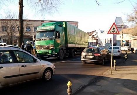 Traficul în Beiuș a fost îngreunat din cauza unui TIR ”Frutti Fresh” care s-a stricat (FOTO)