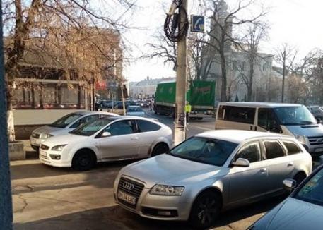Traficul în Beiuș a fost îngreunat din cauza unui TIR ”Frutti Fresh” care s-a stricat (FOTO)