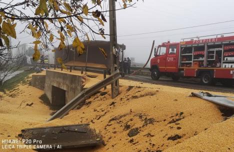 Accident în Bihor: Un TIR cu porumb s-a răsturnat, şoferul a trebuit descarcerat (FOTO / VIDEO)