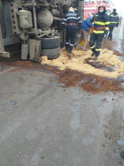 Accident în Bihor: Un TIR cu porumb s-a răsturnat, şoferul a trebuit descarcerat (FOTO / VIDEO)