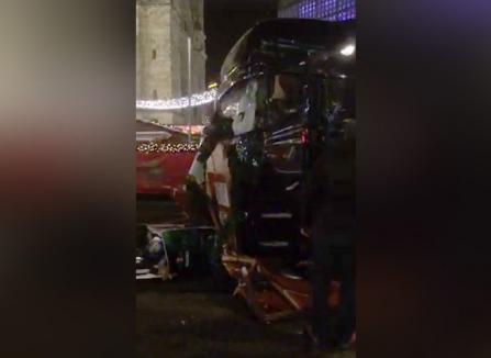 Atac terorist la Berlin: Un camion a intrat în mulţimea strânsă la Târgul de Crăciun (FOTO / VIDEO)
