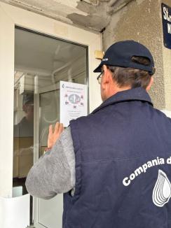 Compania de Apă Oradea continuă campania „Nepăsarea costă!” - se lipesc autocolante informative la intrările în scările de bloc