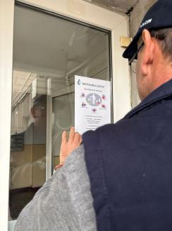 Compania de Apă Oradea continuă campania „Nepăsarea costă!” - se lipesc autocolante informative la intrările în scările de bloc