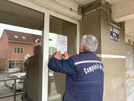 Compania de Apă Oradea continuă campania „Nepăsarea costă!” - se lipesc autocolante informative la intrările în scările de bloc