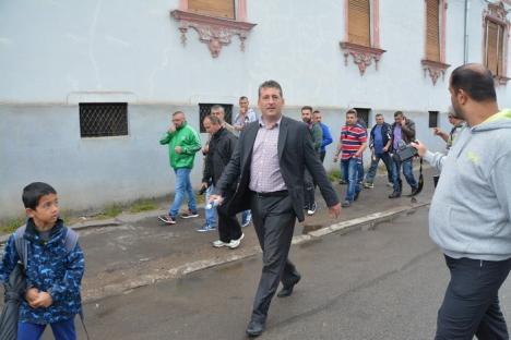 Marşul ruşinii. BIHOREANUL i-a prins în flagrant: Deşi nevoiţi să-l excludă din partid, PNL-iştii beiuşeni defilează în campanie cu 'independentul' penal Adrian Domocoş (FOTO)