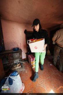 'Speranţă şi credinţă': Familii izolate din Bihor au primit daruri din partea aventurierilor cu maşini off-road (FOTO)