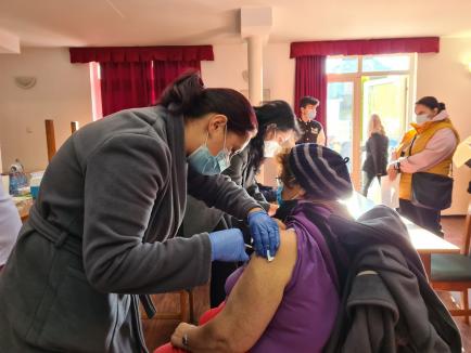 Vaccinarea la sat, misiune posibilă! La Vadu Crişului, sătenii au fost convinşi de rude şi de restricţii: 'Doară n-om păţi nimica' (FOTO / VIDEO)