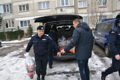 O forţă în sprijinul cetăţenilor: Jandarmii bihoreni au dus pachete unor familii sărmane