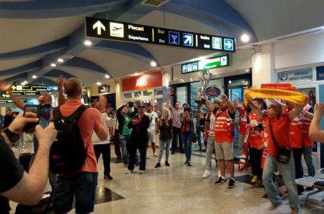 Campionii au ajuns acasă: Baschetbaliştii de la CSM au fost primiţi cu aplauze şi urale pe Aeroportul Oradea (FOTO/VIDEO)