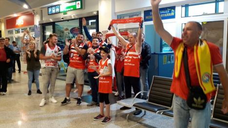 Campionii au ajuns acasă: Baschetbaliştii de la CSM au fost primiţi cu aplauze şi urale pe Aeroportul Oradea (FOTO/VIDEO)