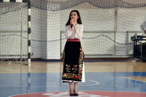 Apariție de senzație: Lilla Debelka a inventat combinația rochie-ie cu sigla de partid pe abdomen (FOTO)