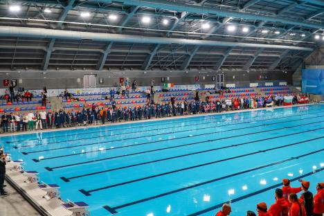 Prima ediție a Campionatului European de ice-swimming a început la Oradea cu defilarea celor peste 300 de înotători (FOTO/VIDEO)