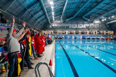 Prima ediție a Campionatului European de ice-swimming a început la Oradea cu defilarea celor peste 300 de înotători (FOTO/VIDEO)