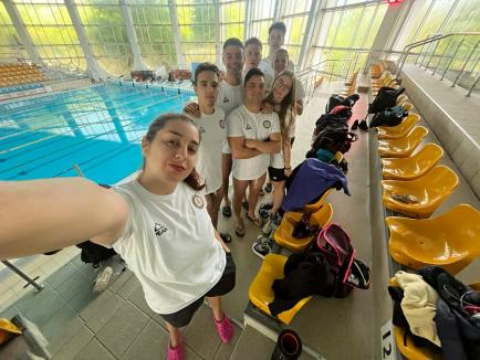 Rezultate foarte bune pentru înotătorii orădeni la Campionatele Naționale Universitare de la Bacău (FOTO)