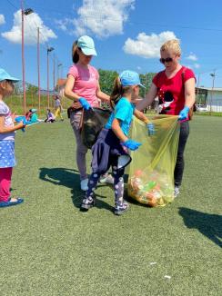 Campionatul curăţeniei: Cum au început voluntarii din Bihor munca în cadrul concursului judeţean de colectare separată a deşeurilor (FOTO)