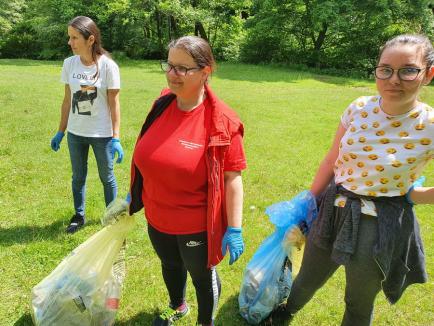 Campionatul curăţeniei: Cum au început voluntarii din Bihor munca în cadrul concursului judeţean de colectare separată a deşeurilor (FOTO)