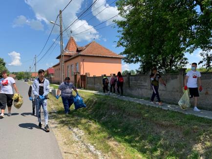 Campionatul curăţeniei: Cum au început voluntarii din Bihor munca în cadrul concursului judeţean de colectare separată a deşeurilor (FOTO)