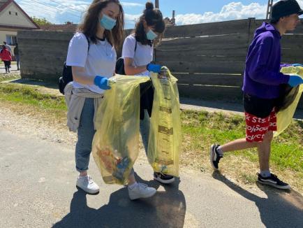 Campionatul curăţeniei: Cum au început voluntarii din Bihor munca în cadrul concursului judeţean de colectare separată a deşeurilor (FOTO)