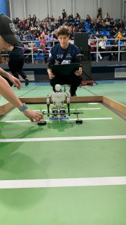Campioni cu roboţi: Zeci de tineri din Oradea creează roboţi cu care câştigă o mulţime de premii la competiţii în străinătate (FOTO/VIDEO)