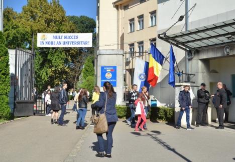 Pretenţii de stranieri: Cadrele asociate ale Universităţii din Oradea cer salarii mai mari