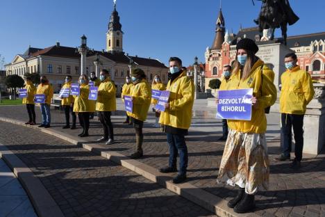 Prima zi de campanie pentru parlamentare, deschisă de candidaţii PNL, care promit legi mai bune şi sprijinirea investiţiilor: 'Dezvoltăm Bihorul, dezvoltăm România!' (FOTO)