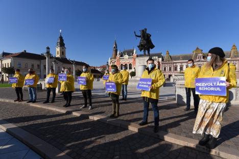 Prima zi de campanie pentru parlamentare, deschisă de candidaţii PNL, care promit legi mai bune şi sprijinirea investiţiilor: 'Dezvoltăm Bihorul, dezvoltăm România!' (FOTO)