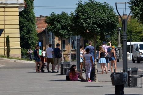 Oradea, sub cod roşu de caniculă: Orădenii se răcoresc în Criş, RER udă străzile cu zeci de mii de litri de apă (FOTO)