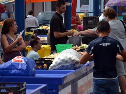 Au demontat umbrarul! Vânzătorii din Piaţa Mare 'fierb' lângă tarabe la 50 de grade (FOTO)